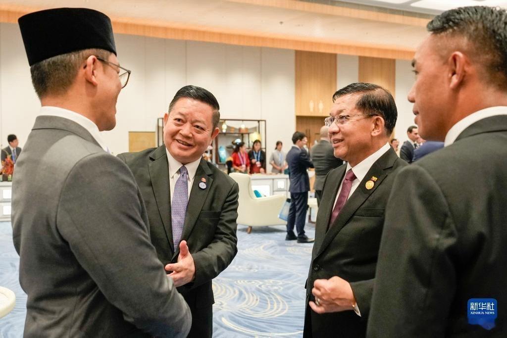 上合里的天津港硬核力量 2025上合峰会天津召开，10位国际组织负责人参与。街头
