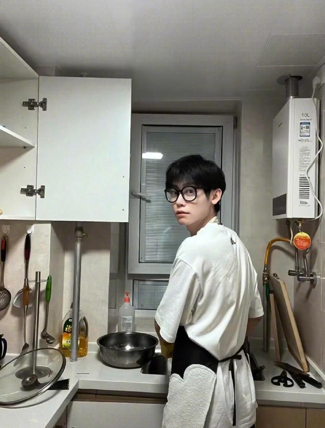 李卿也有宅男的一面 李卿古风小生宅家的样子儒雅古风小生卸下装扮，开启惬意宅家时光