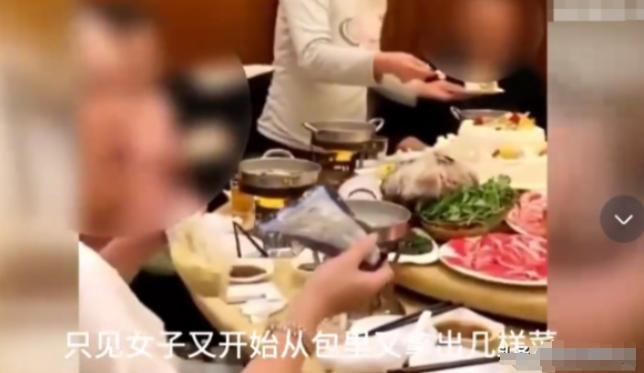 又想白嫖！2023年，一女子带着11位亲朋好友进入包间，点了十只锅底，自带小料，
