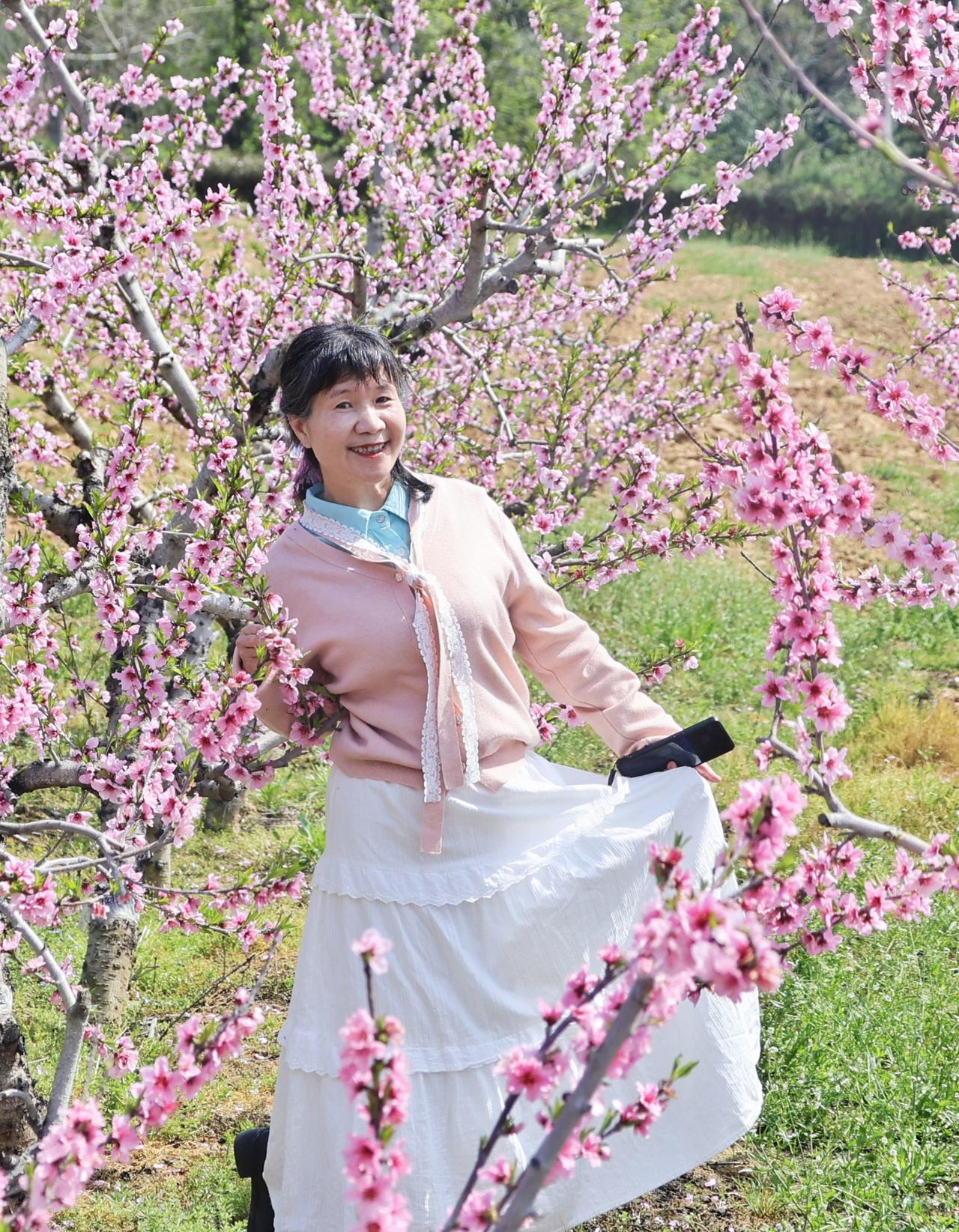 《春》晒一张你拍的春天照片 
一树桃花开，
春风踏香来。
岁月皆温柔，
心事慢慢