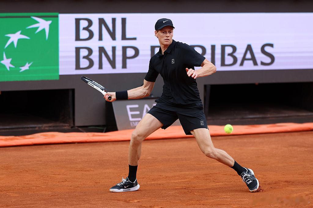 辛纳先下一盘！ATP1000 罗马大师赛第二轮，头号种子辛纳以6-3赢下首盘，大