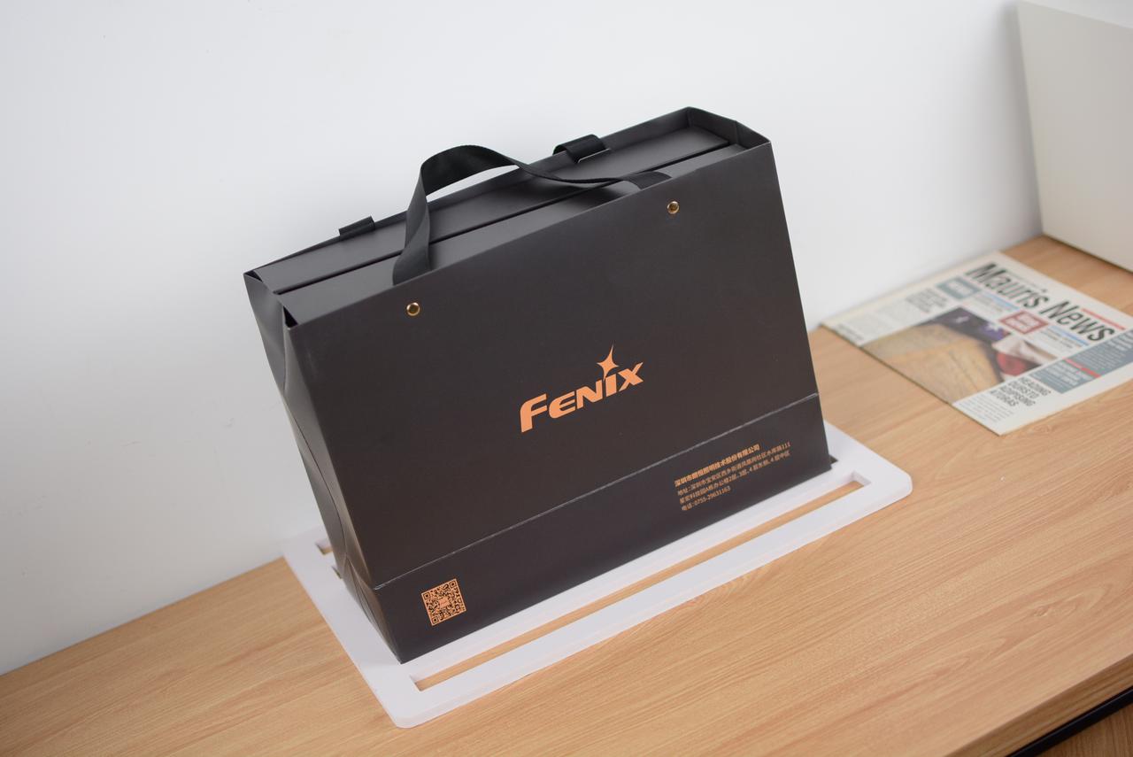 老朋友FENIX的中秋礼物，这次有25周年金卡，以及定制版的手电造型无比酷炫，这