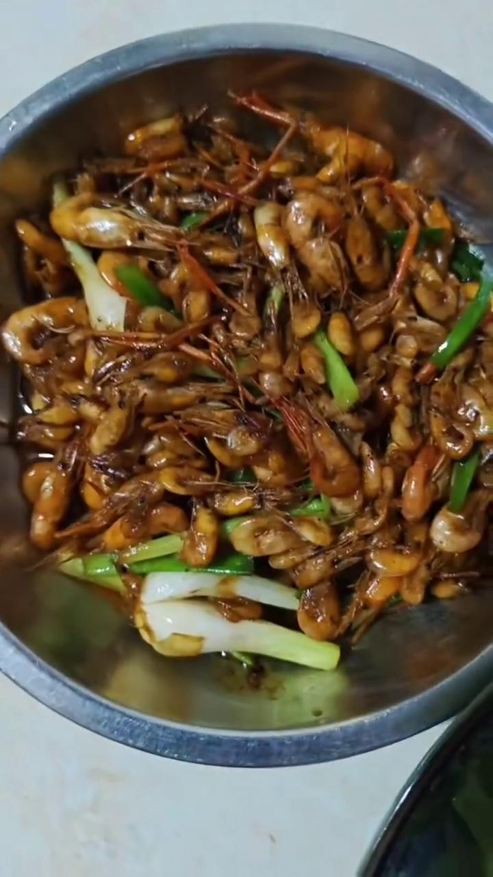 这么多托，瞓醒就一日，瞓唔醒就一世。好多嘢努力咗，依然做不成。可能个天，喺度帮紧