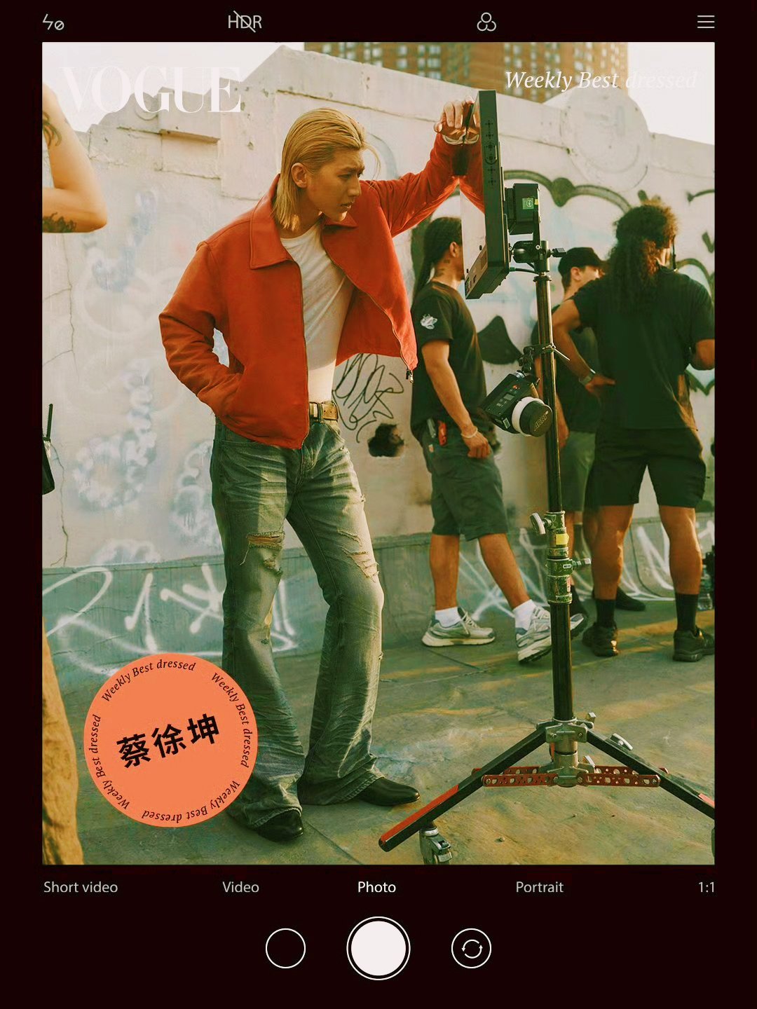 今天vegue发了蔡徐坤，主题:蔡导演在审片儿。[捂嘴哭][捂嘴哭] ​​​