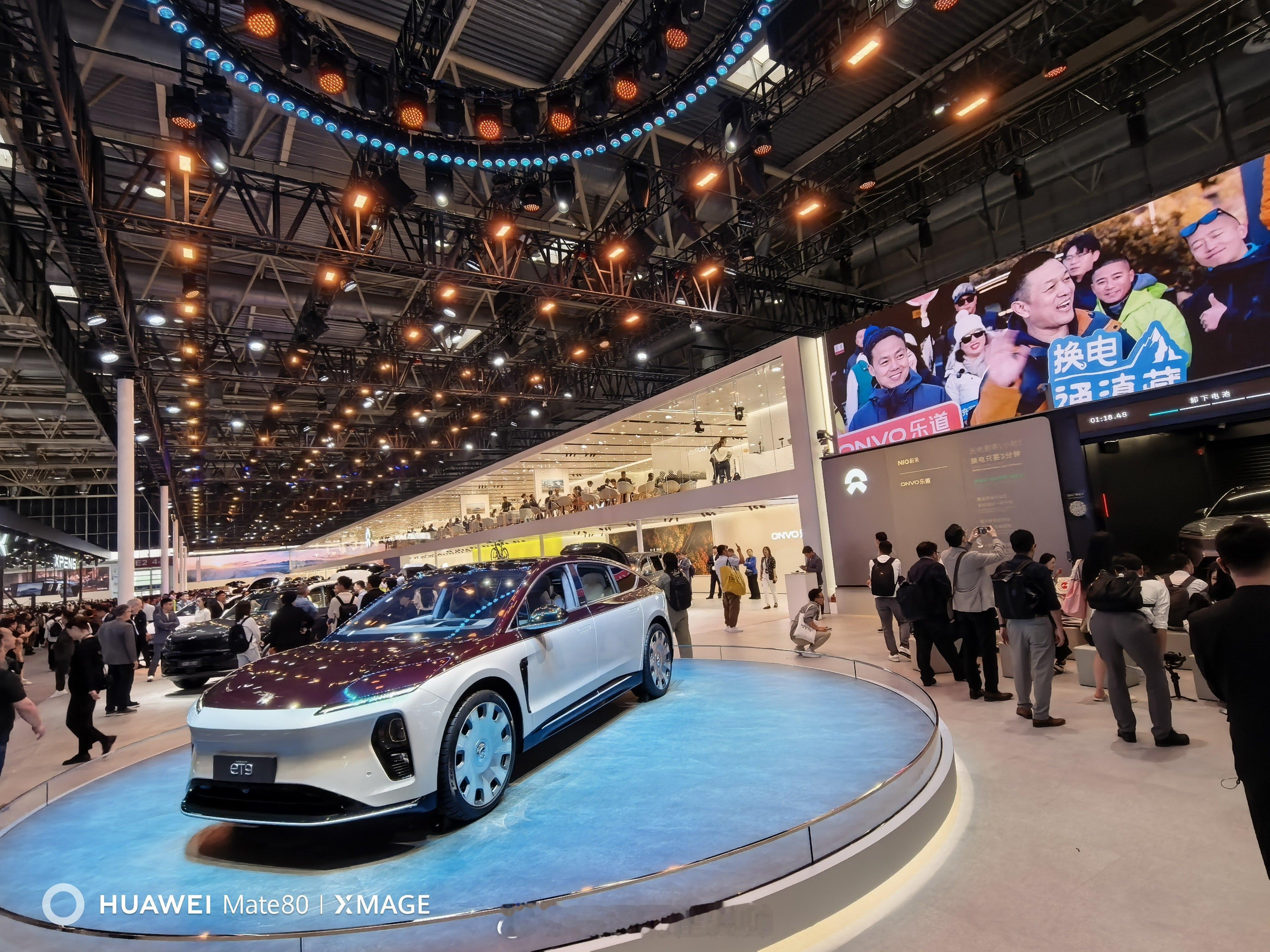 盈利的蔚来就是有排面！北京国际车展，蔚来这次的展台超级大，几乎横跨整个E2馆一侧