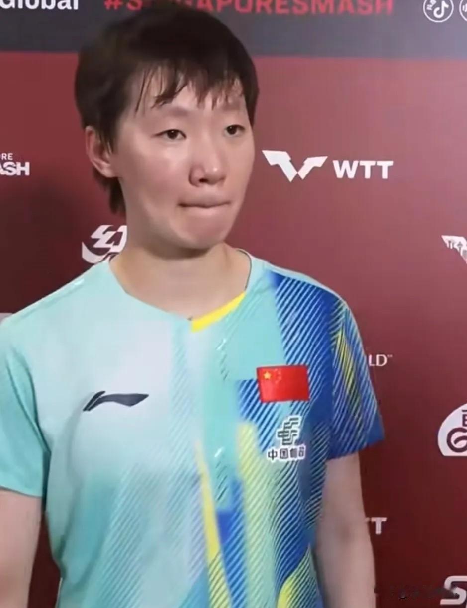 新加坡大满贯赛后，
王曼昱真的让太多人破防了。
满头大汗，刘海湿成了一条一条的条