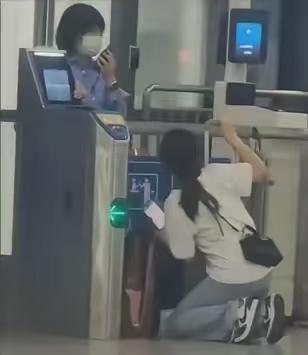 女子高铁迟到跪地求放行！2分钟争议刷屏全网：规则之下，人情要有边界
 
近日，来