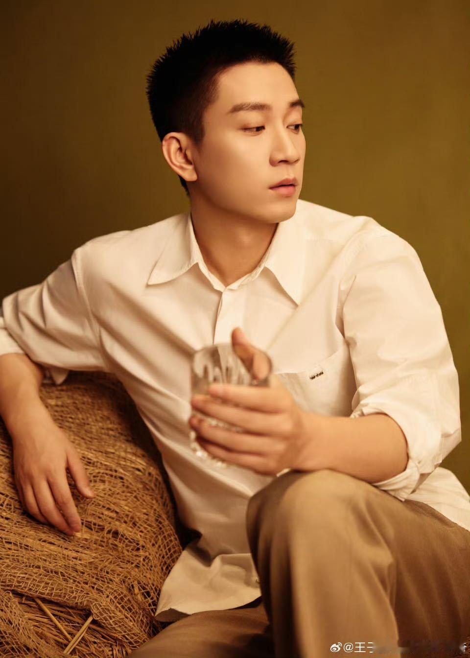 王子奇坐在草堆里就出片了同样坐草堆，王子奇直接拍出黄金屋既视感，普通场景全靠颜值