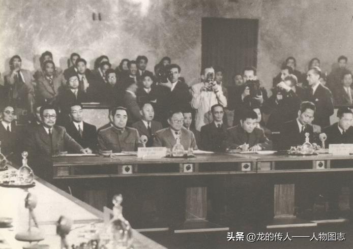 出席日内瓦会议的中国政府代表团。第一排左起第二人为代表团团长周恩来，左三为张闻天