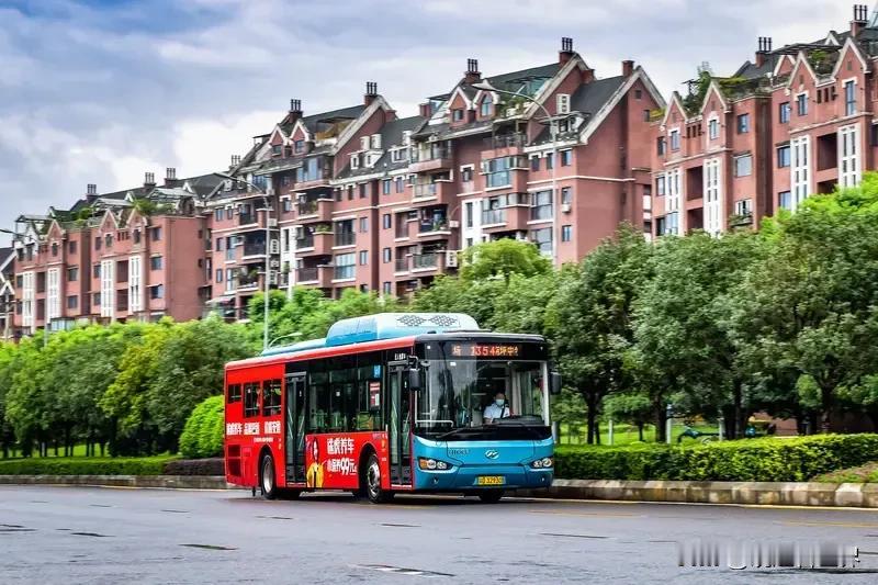 对于你现在的生活状态，给我两个字 “奔波”二字足以概括我当下的生活状态。每天天不