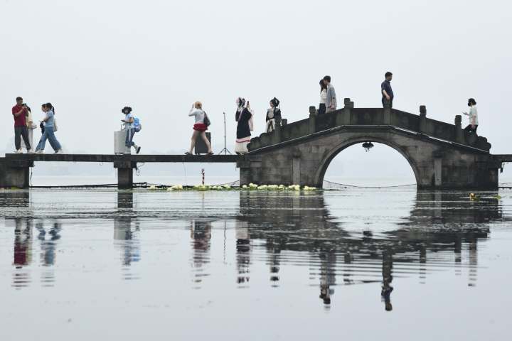 这天气让人恨不得进化出鳃，明天杭州雨势又要升级