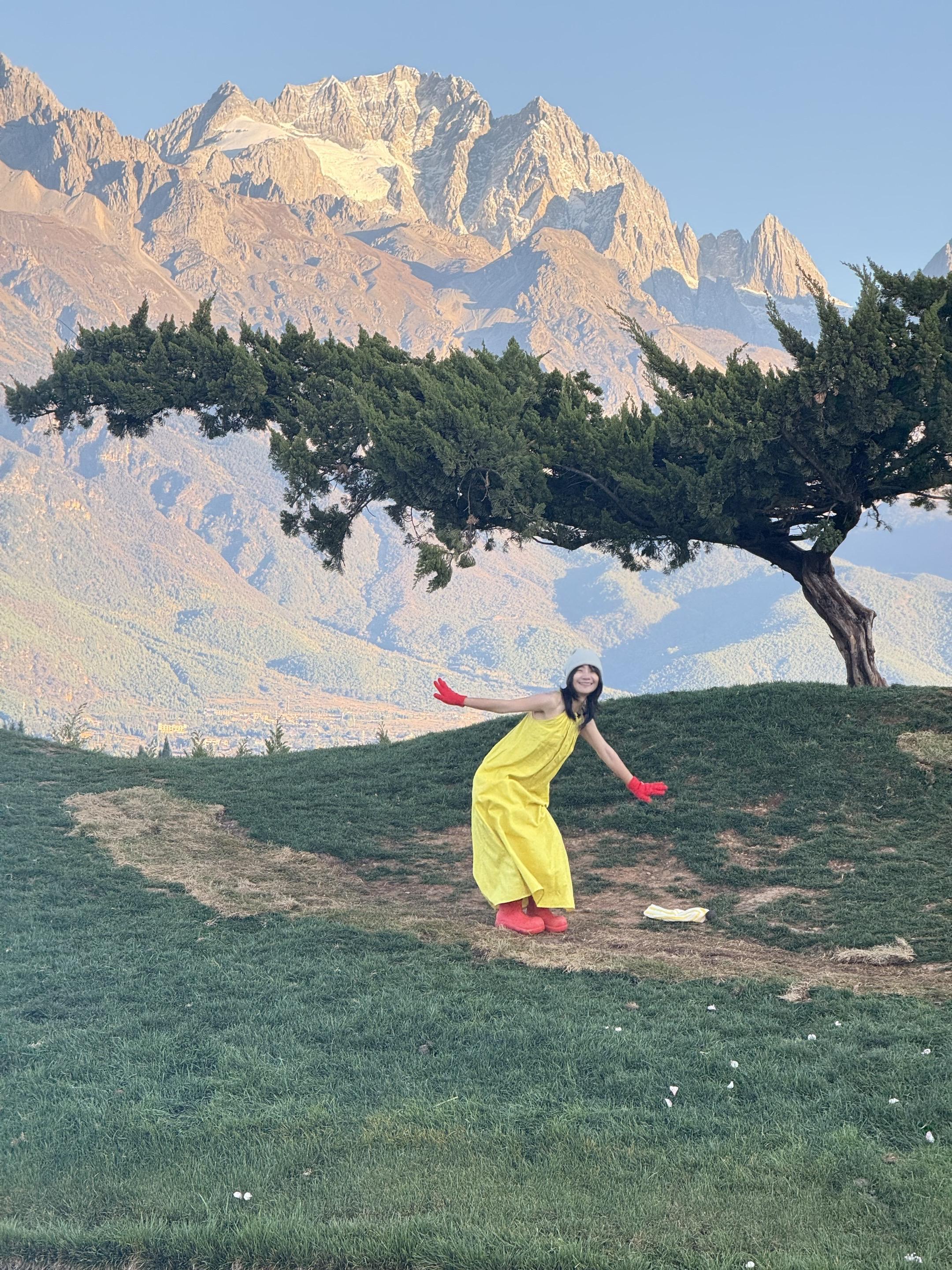 丽江香巴拉牧场的日照金山杀疯了！美到封神