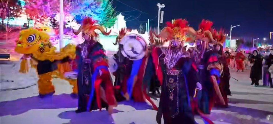 潮汕英歌舞到底有多震撼 英歌舞太燃了！锣鼓齐鸣气势拉满，挥槌刚劲利落。百年非遗尽