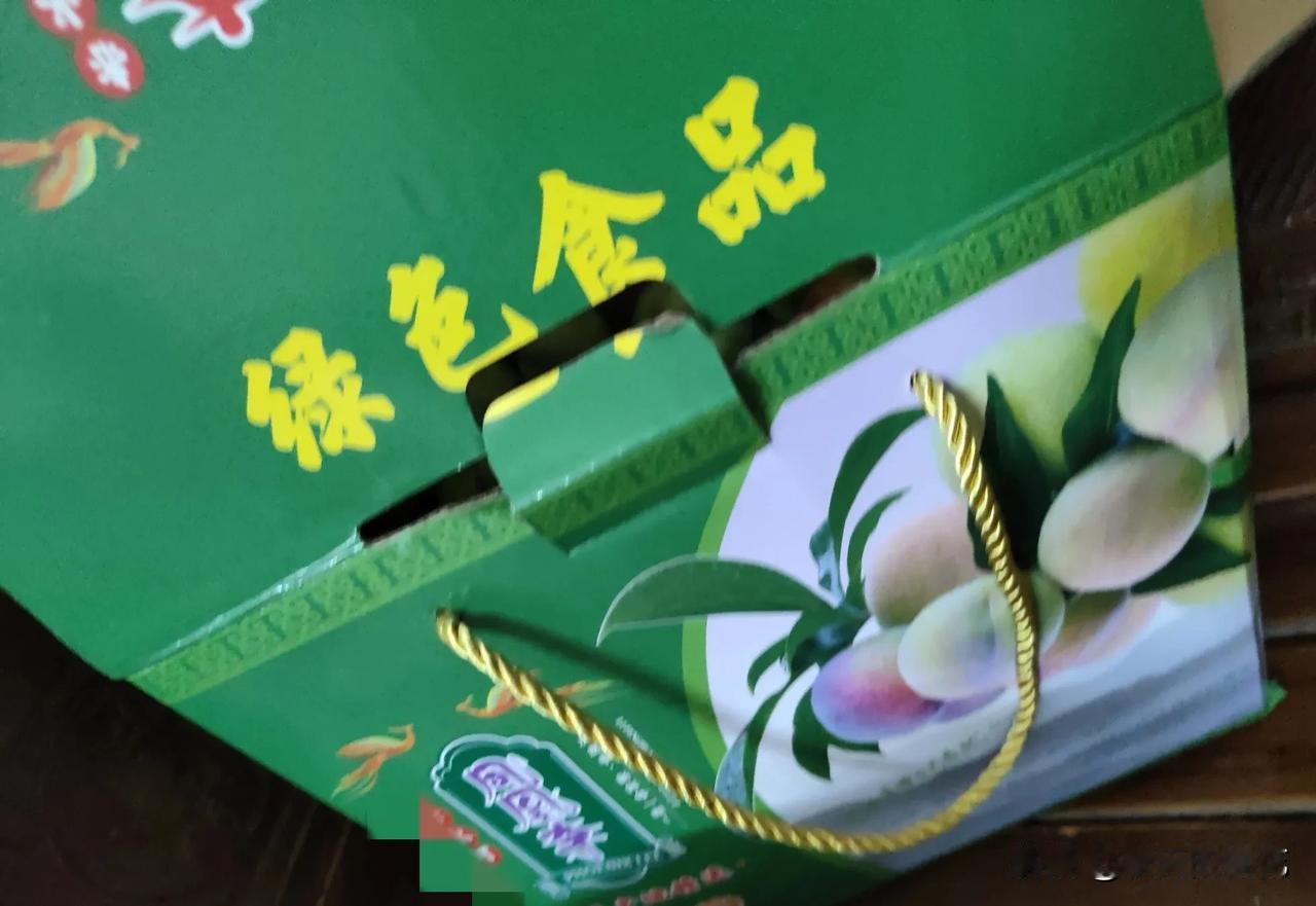 千里迢迢从四川带回了一包花生，一箱凤凰李。

孩子爸爸去四川去了差不多10天，去