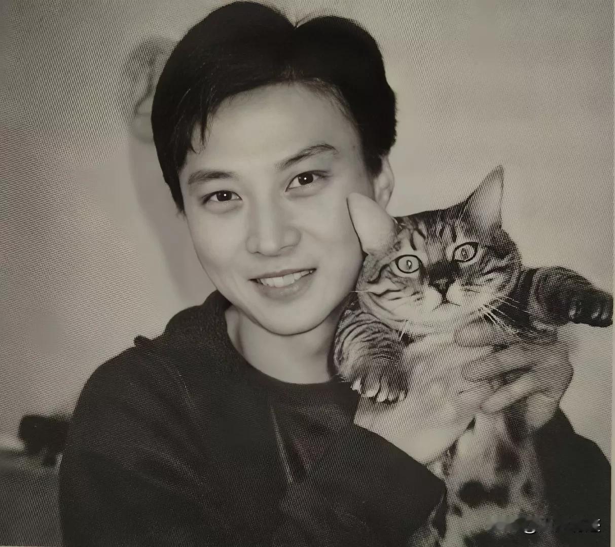 这是“玉女鼻祖”周慧敏老公倪震年轻时的照片，的确是英俊非常，文而不弱，气质绰约。
