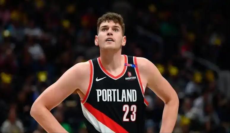 NBA季前赛，勇士队对阵开拓者的比赛中，出现了非常奇葩的一幕。比赛打了接近6分钟