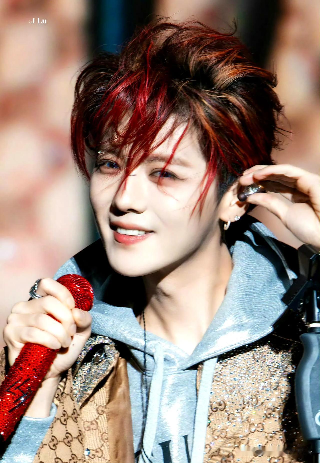 前两天还在舞台上肆意飞扬的唱歌，今天有微醺着怒怼粉丝，鹿晗是还算“顶流”还是败坏