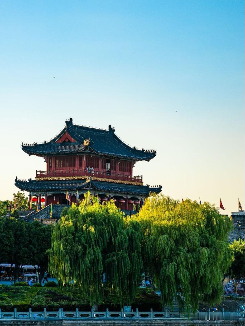 这种“城建对比”，简直是对观众智商的侮辱！
刷到一个离谱的视频，
标题写着“航拍