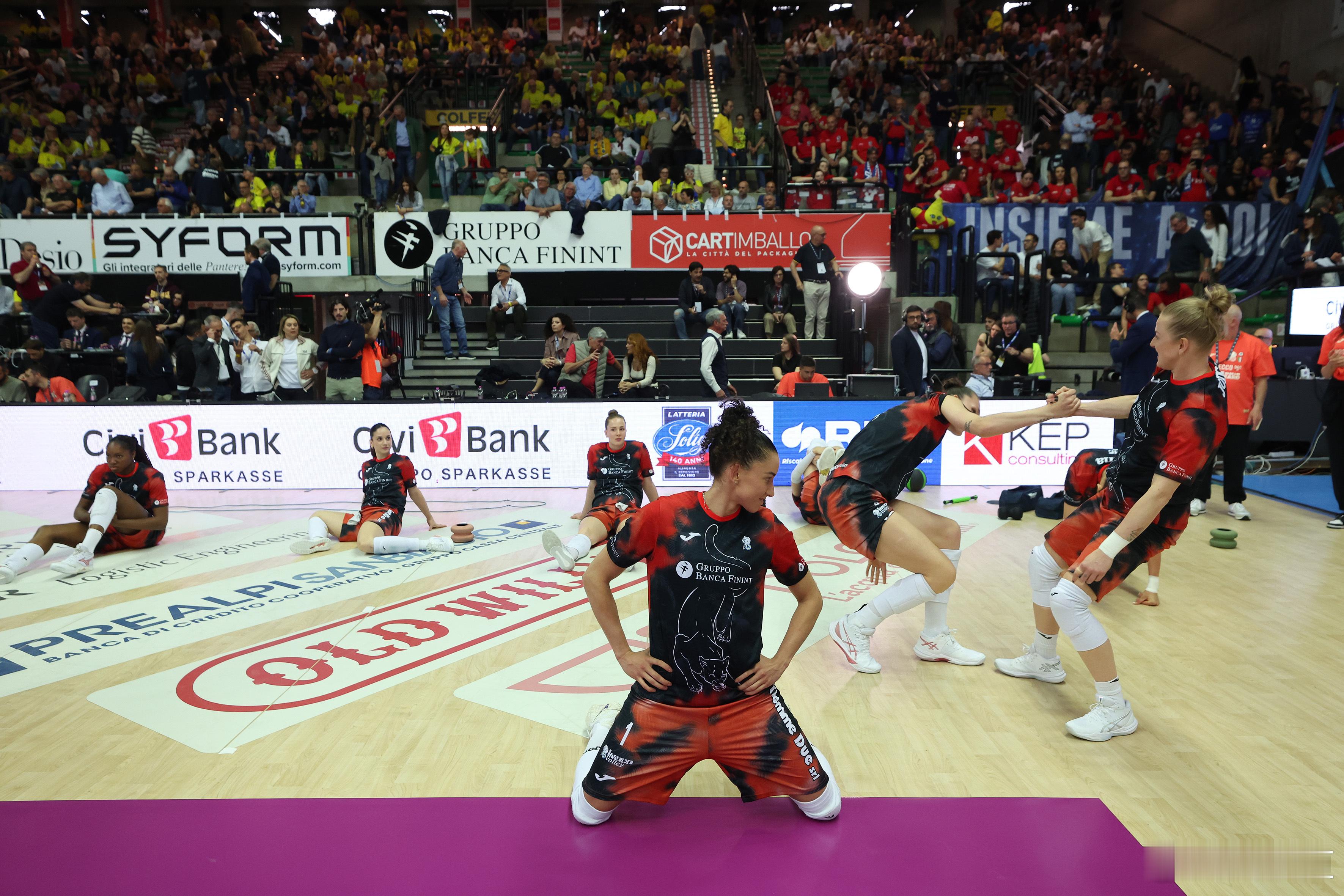 国际排坛动态科内利亚诺在决赛第三场输给米兰后，加比说到：“我认为米兰队比我们表现