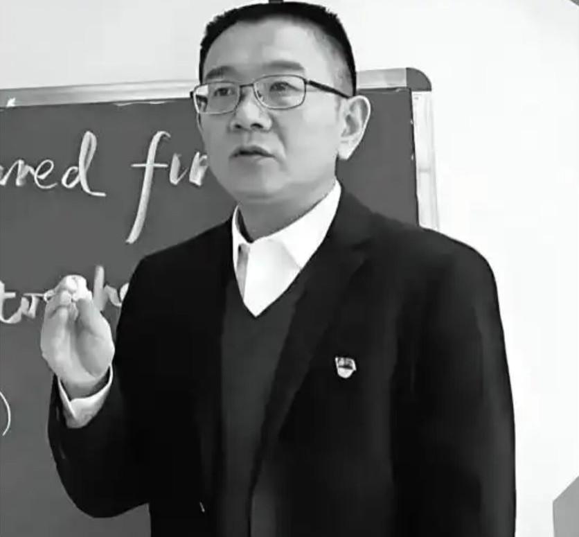 “被学生抢鸡排”的济南市里仁学校校长苗本臣，10月19日凌晨病逝，终年54岁。他