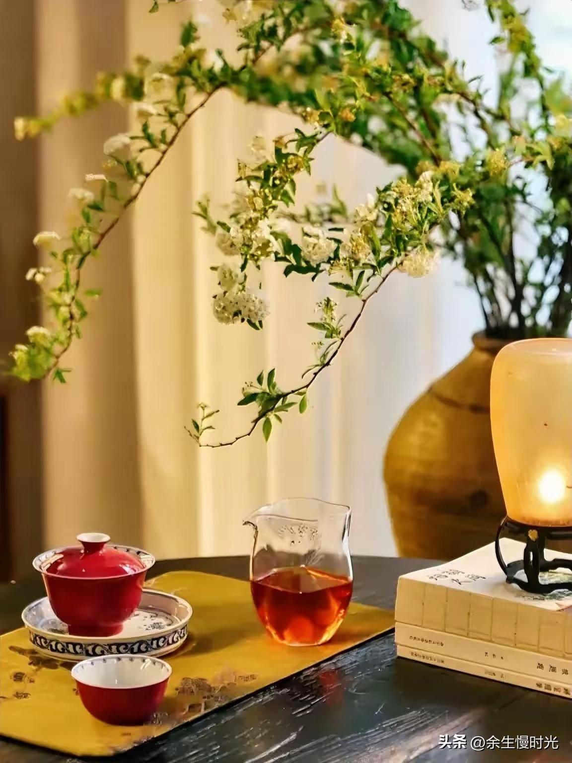 过客
 
你是掠过我岁月的云
漫染半程晴空
转眼便散入长风
只留我
在时光里静静
