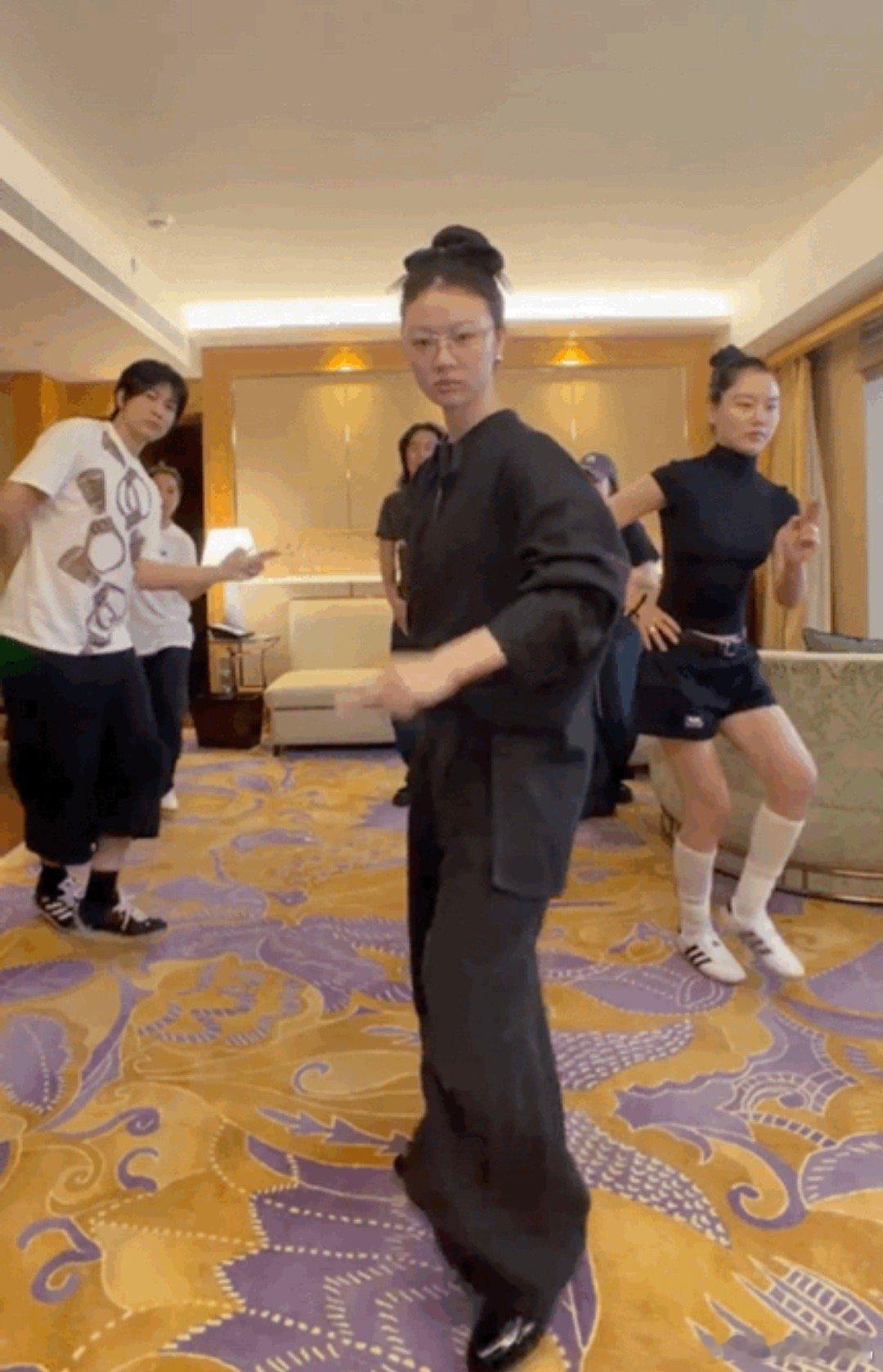 单依纯也跳上技能五子棋了 救命！单依纯也被喜人奇妙夜 的《技能五子棋》喜脑了！跳