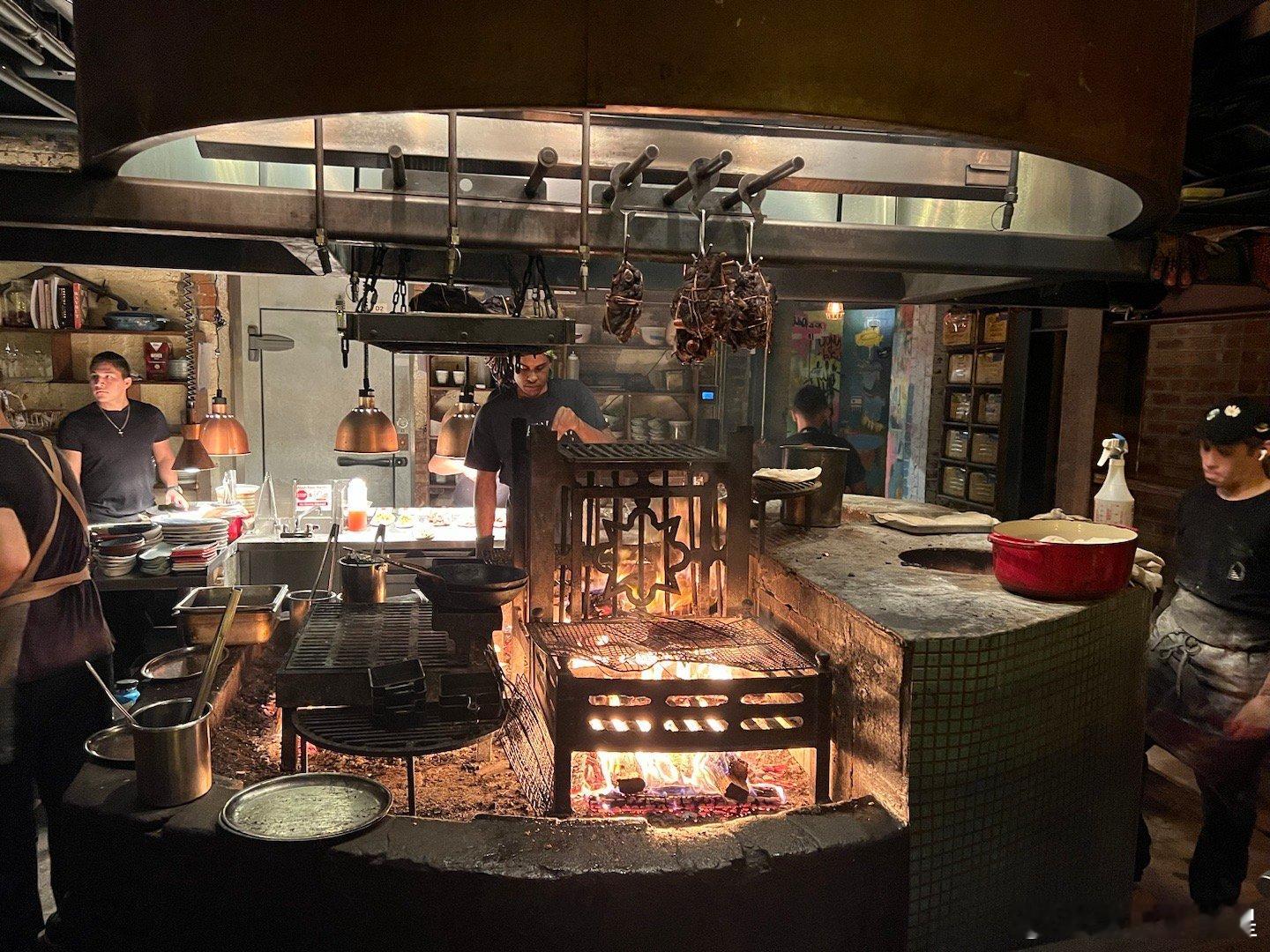 华盛顿美食名店，米其林一星Maydan，一家当地人高度推崇的阿拉伯罐子，一进去看
