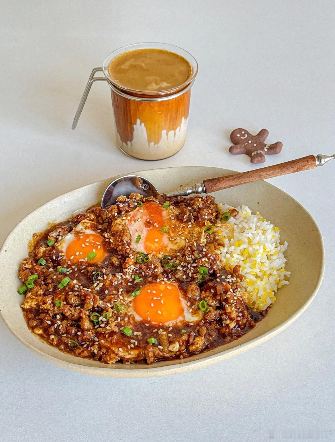 最近老刷到这个鸡蛋肉沫盖饭今天终于做了~配米饭真嘟一绝！食材：🍛鸡蛋➕肉沫酱汁