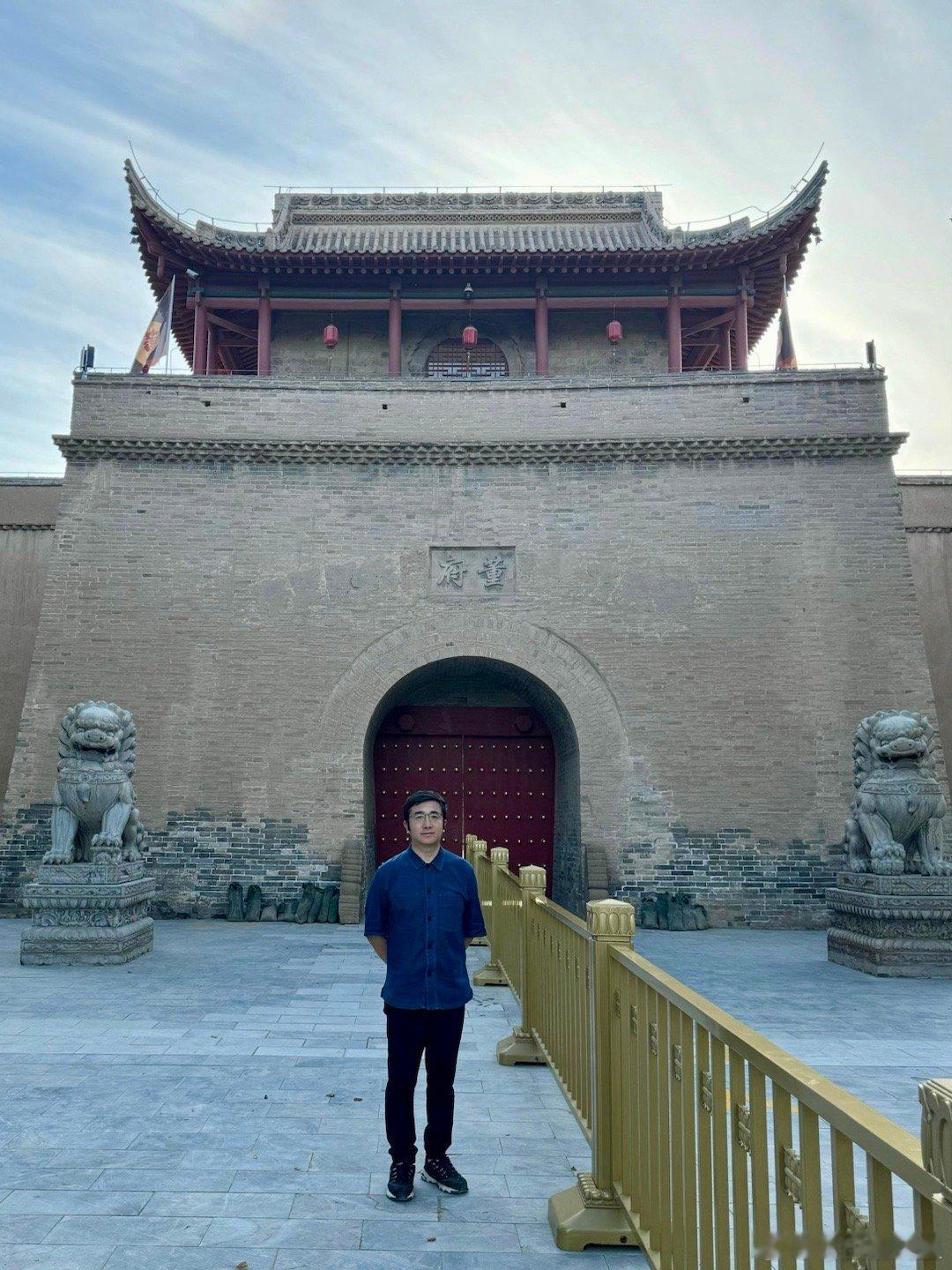 董府，第六批全国重点文物保护单位。位于宁夏回族自治区青铜峡市峡口镇任桥村，占地1