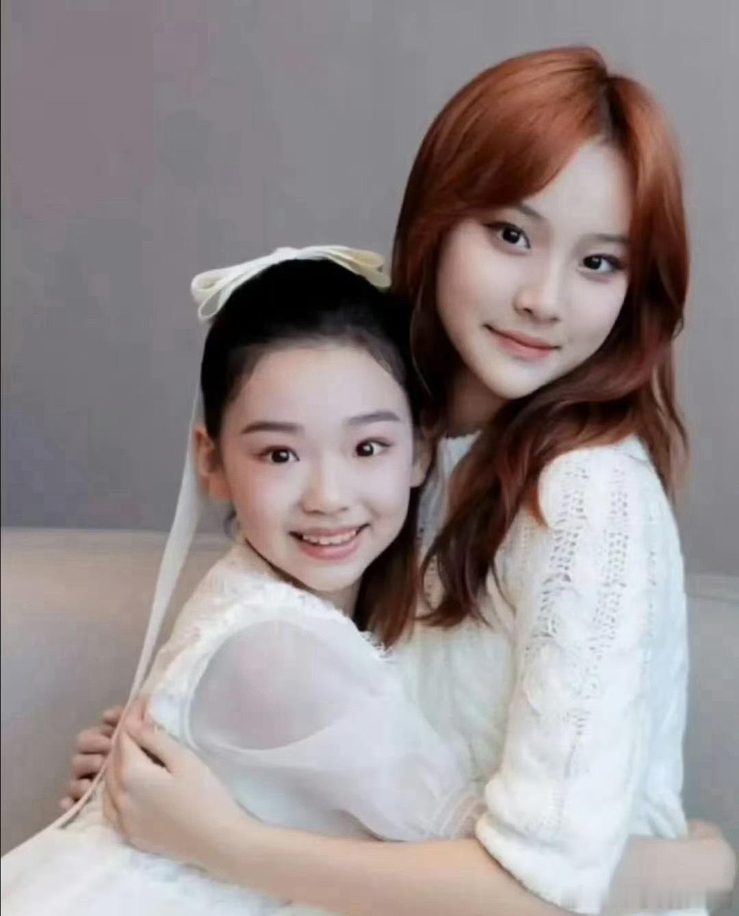 小酒窝变美了，甜馨却没有了小时候的稚嫩 