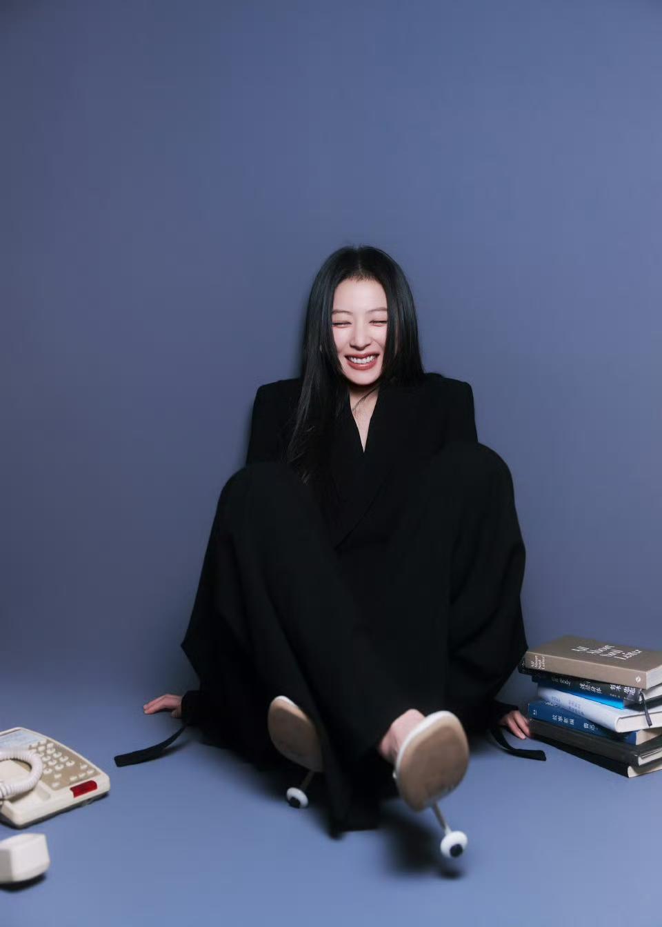 周雨彤脚踩高跟鞋，写个高跟有点可爱，还长个眼睛！