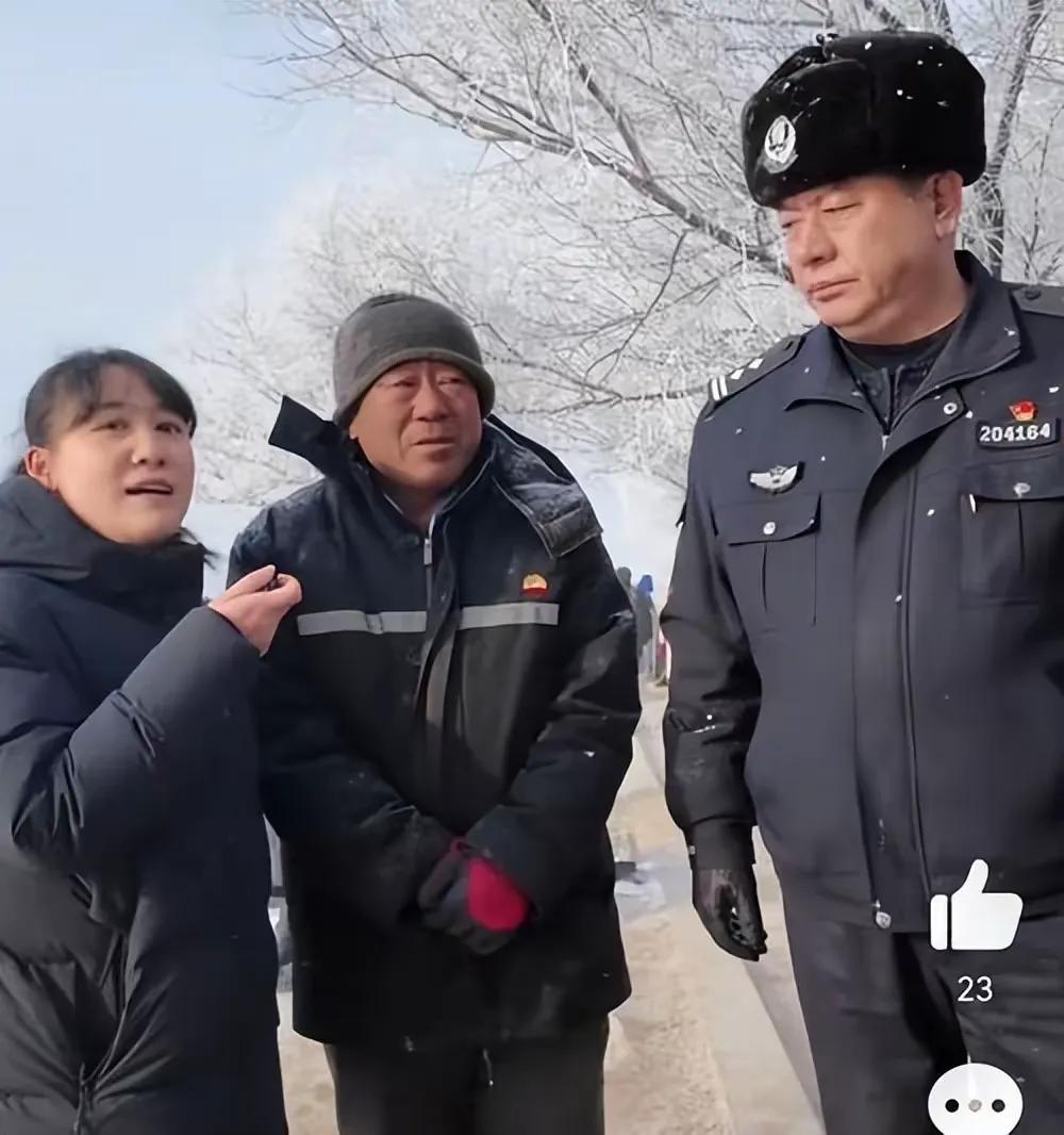 我猜测一下啊，
假如是这个大爷撞的重庆女子，
开始以为女子没多大问题，
以为也花