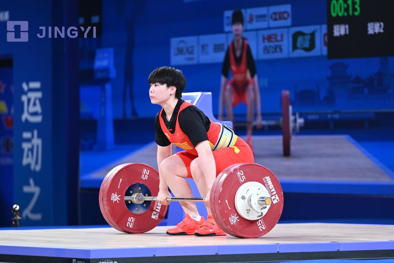 【2026年全国举重锦标赛 杨柳月破纪录揽三金】4月16日晚，在2026年全国女
