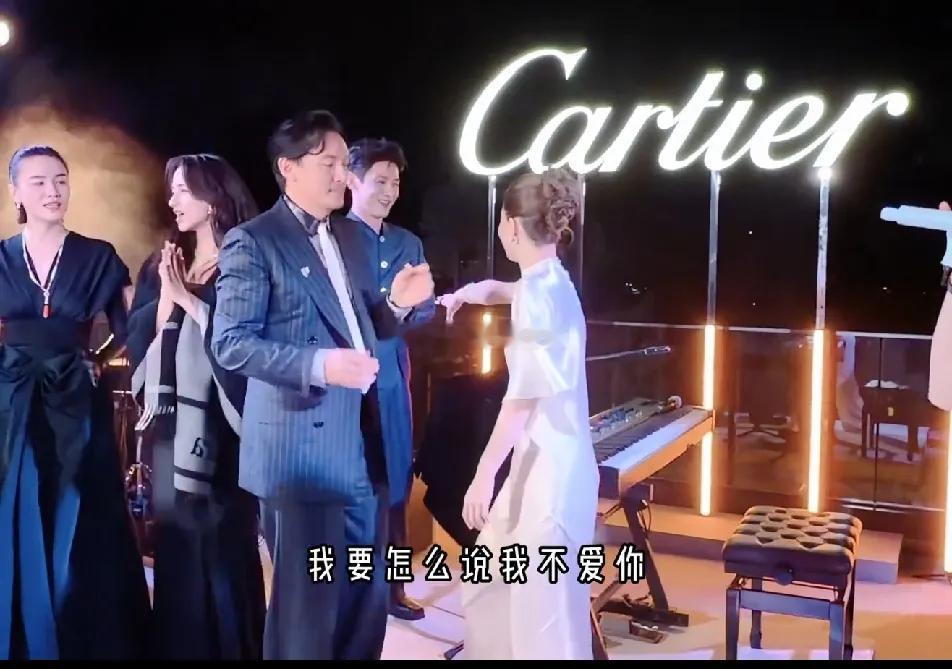 姐姐们都好喜欢白敬亭，文咏珊把他从后面硬拉到前面，宋佳一看到白敬亭出现，立马也兴