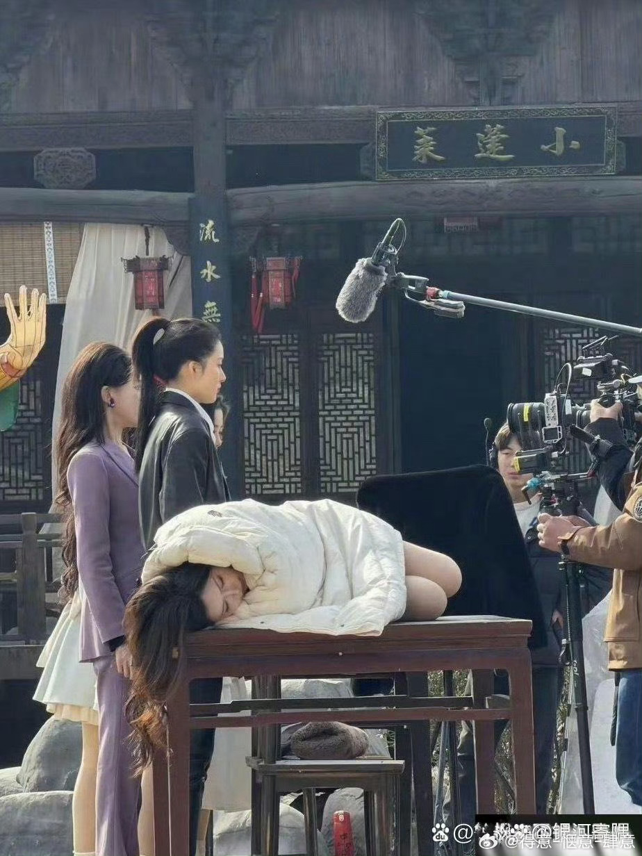 韩安冉也太搞笑了吧，直接躺在拍摄桌上就睡，关键其他演员还在拍摄中，画风真的很突兀