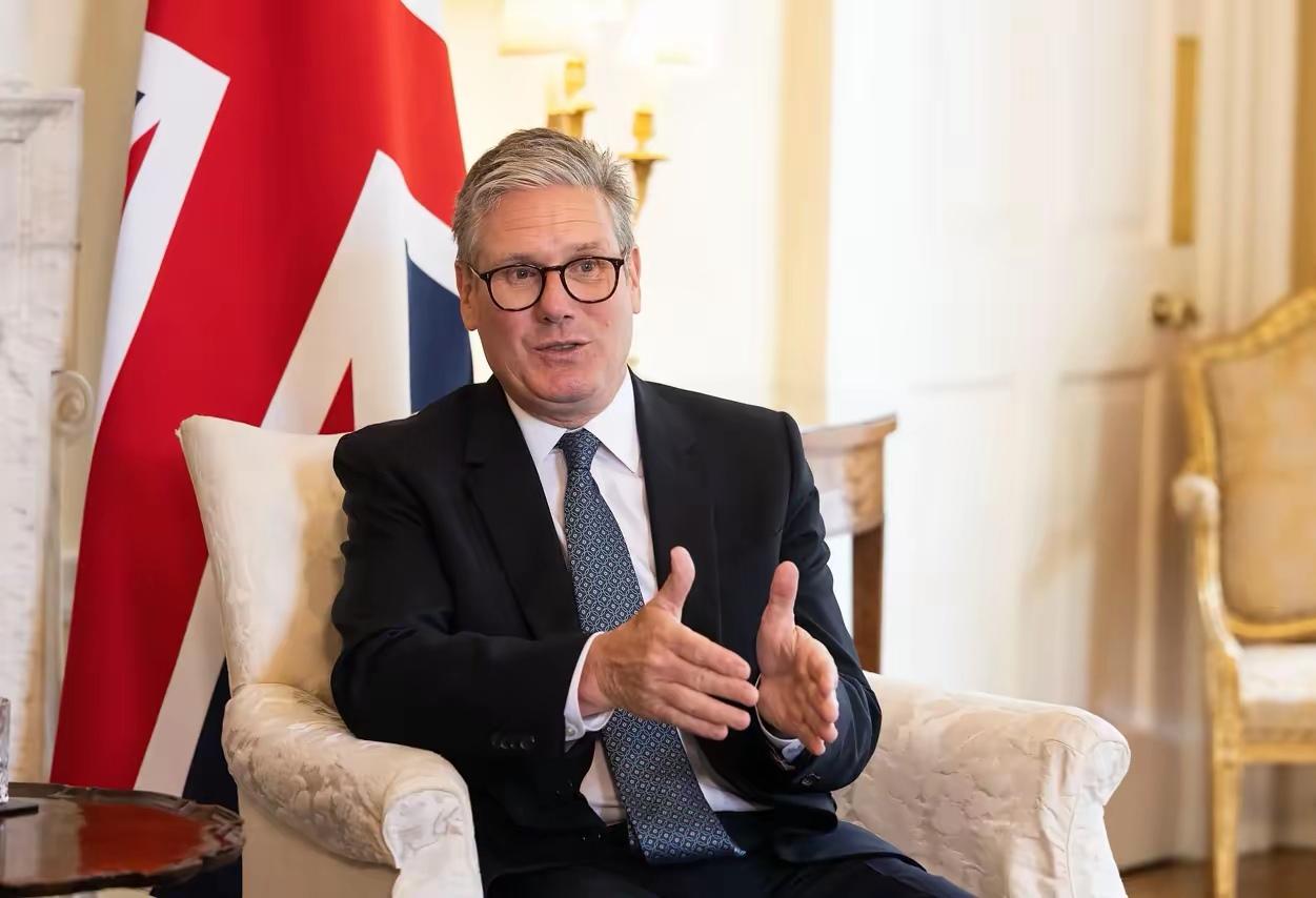 当地时间3月1日，英国首相基尔·斯塔默在唐宁街十号正式对外发表声明，宣布英国政府