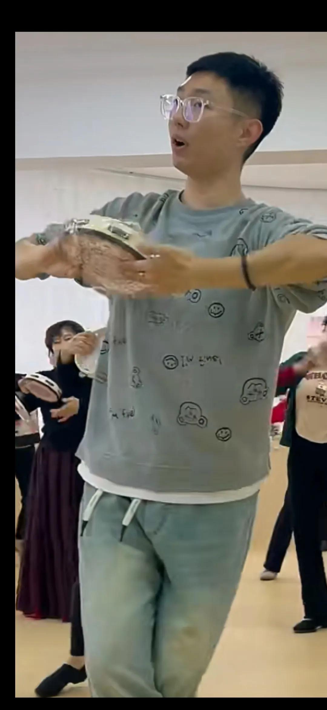 舞维吾尔族铃鼓