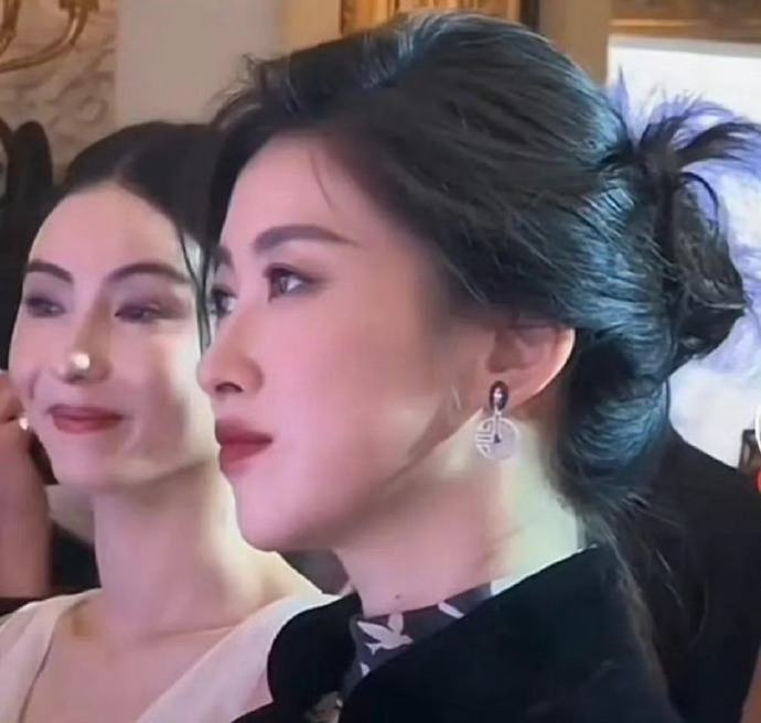 张柏芝在朱珠面大前显的暗淡无光了，朱珠好适合这种成熟大红唇的妆造，很有女人味 