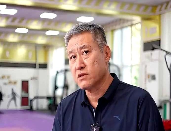 看得出，全运会赛场上，北京队总教练张雷对樊振东真的是非常喜欢，不掩饰，眼里都是满