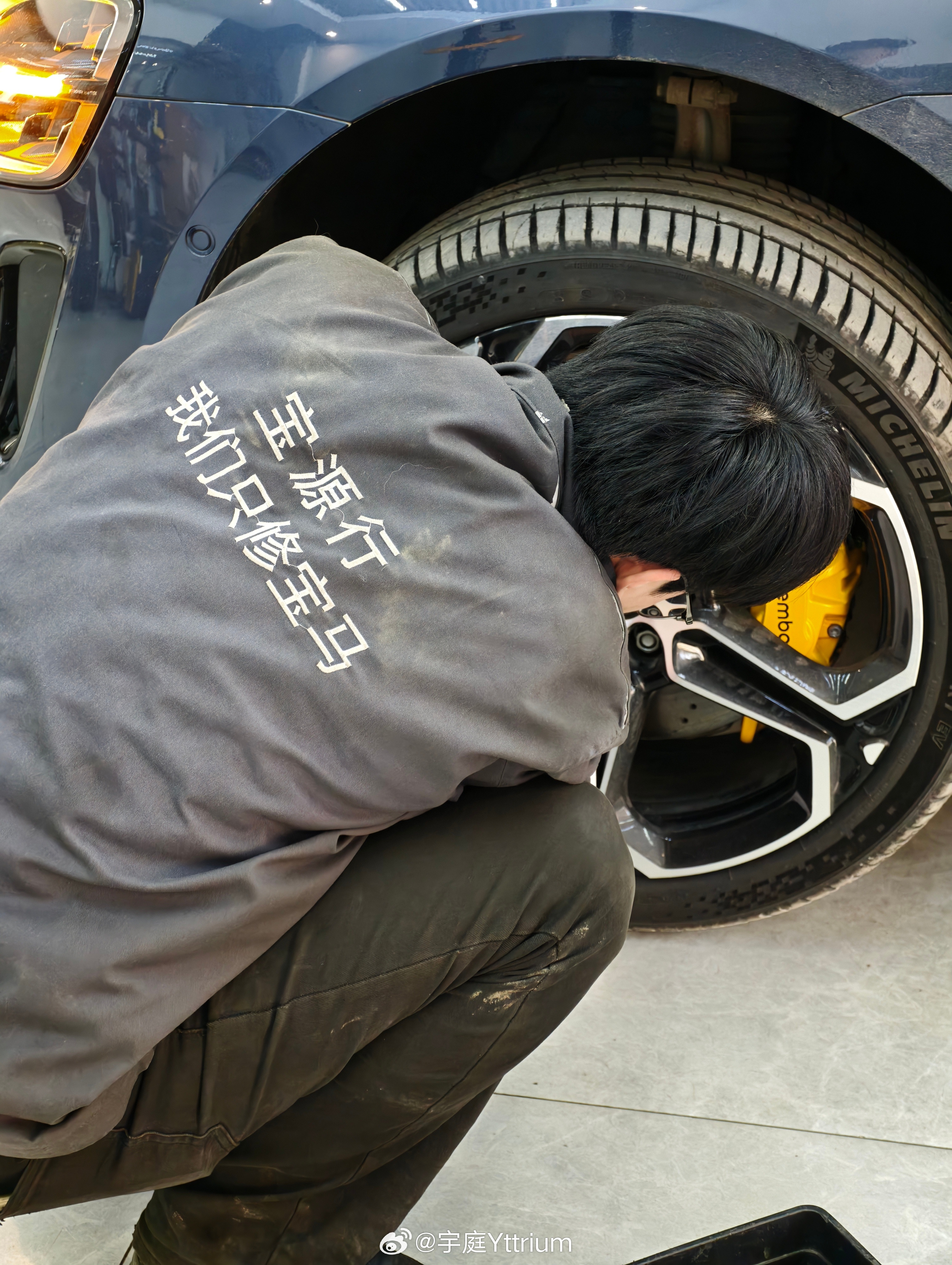 现在的车普遍没有备胎。少了很多动手的乐趣。增加了很多趴窝在车位里的焦虑。 沈阳·