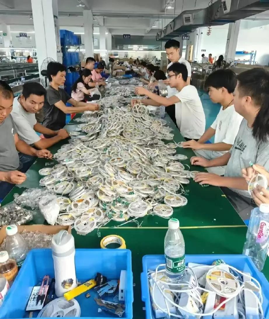 太爽了!10号又发工资了又混了一个月，每天上班十小时，一个月26天时间，扣了40