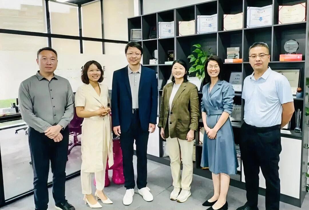 5月21日，中华商标协会副秘书长、《中华商标》杂志社社长张豫宁一行走访北京华苒律
