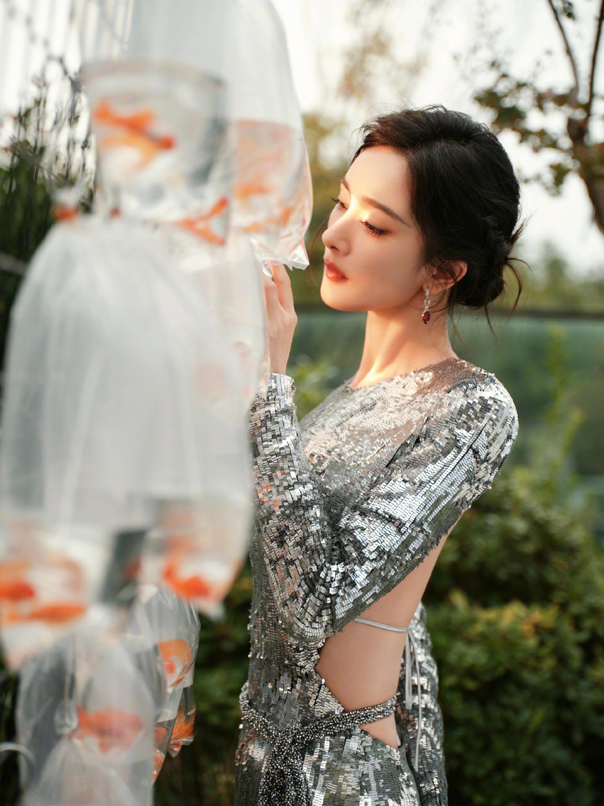 #杨幂优雅盘发妆#超级超级爱盘发，温婉老婆[亲亲] ​​​