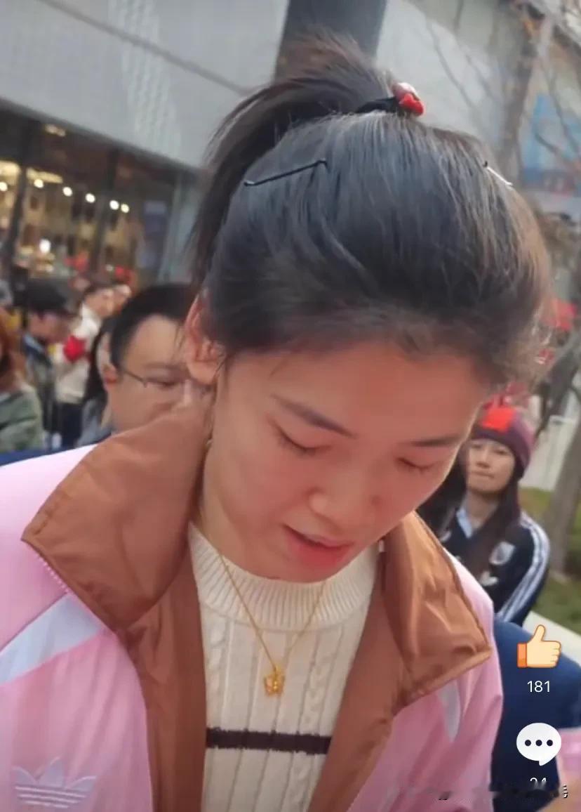 昨天，李盈莹参加阿迪达斯的品牌发布会。有球迷央求李盈莹再打一届奥运，会心一笑，这