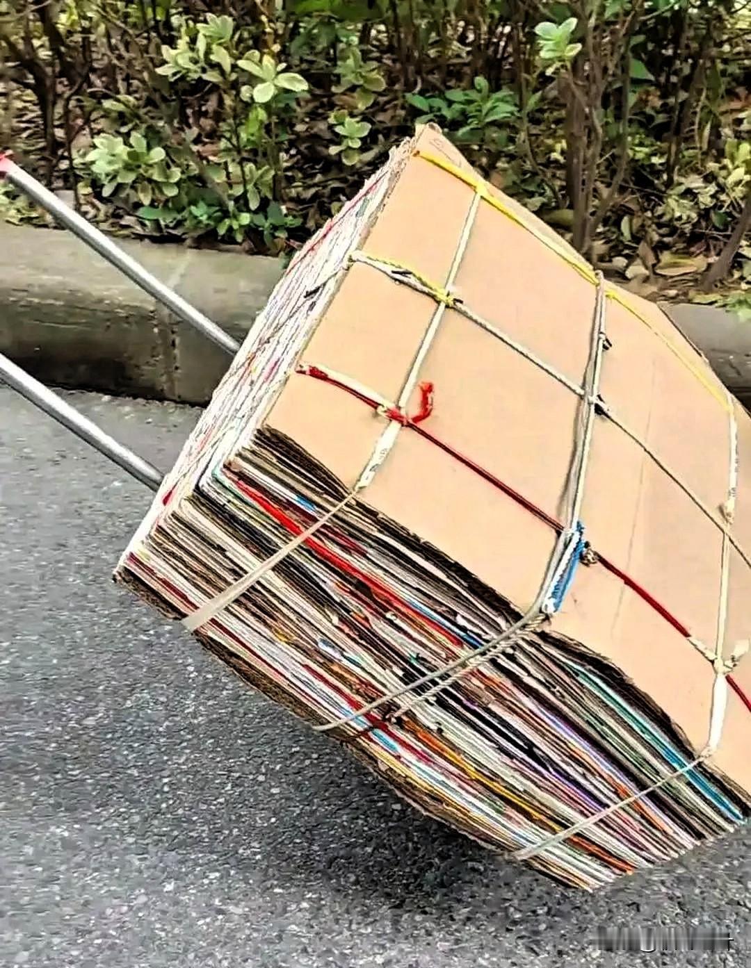 一位大妈把纸箱捆得板板正，用小拖车拉到废品站。收废品的老板瞅了瞅说：“你这纸箱不