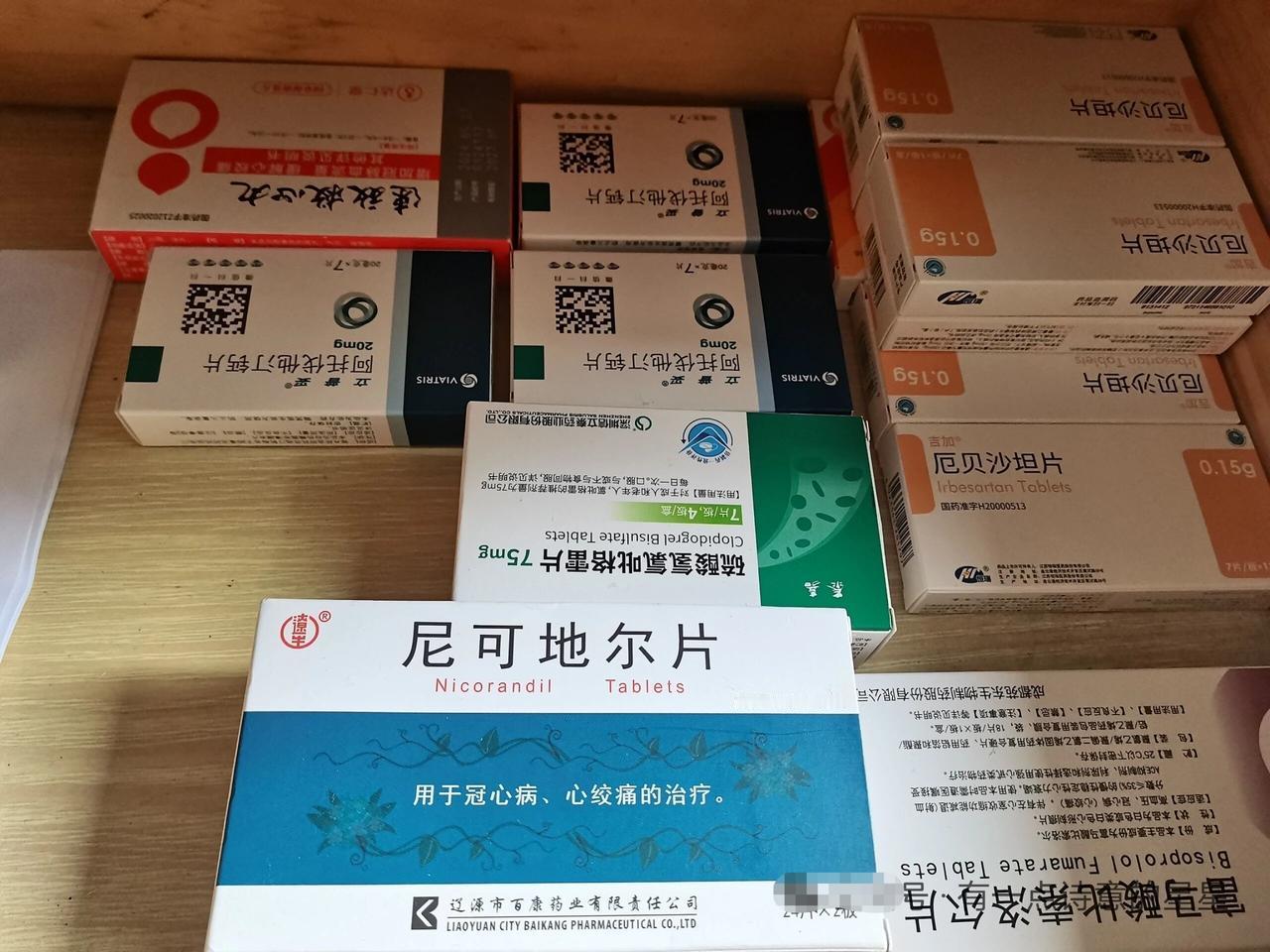 五十岁中年男人的抽屉，我一个都看不懂中年男人每天早上做的一件事就是坐在茶几上吃“
