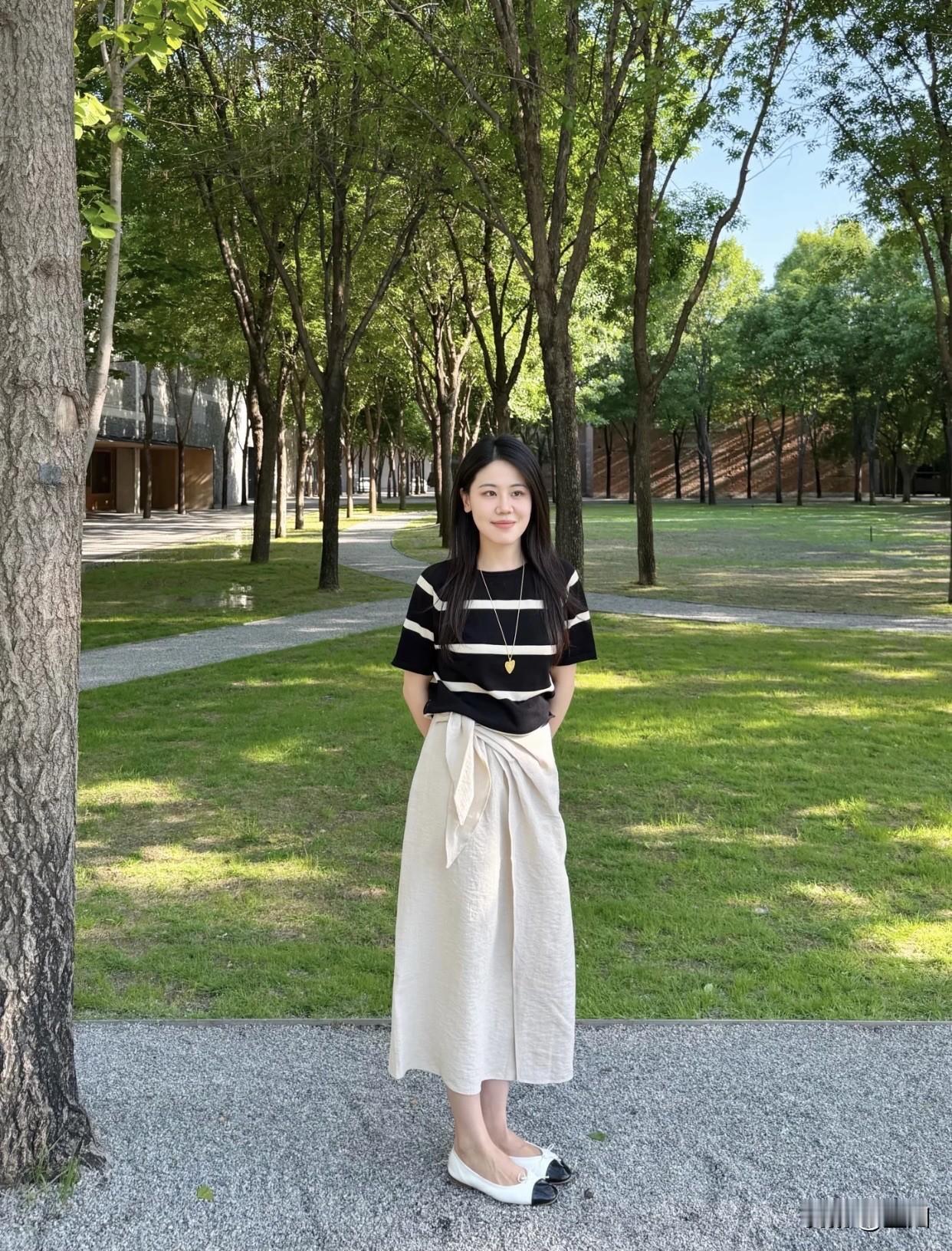 晒图笔记大赛绿树阴中人似玉，清风影里步生莲。