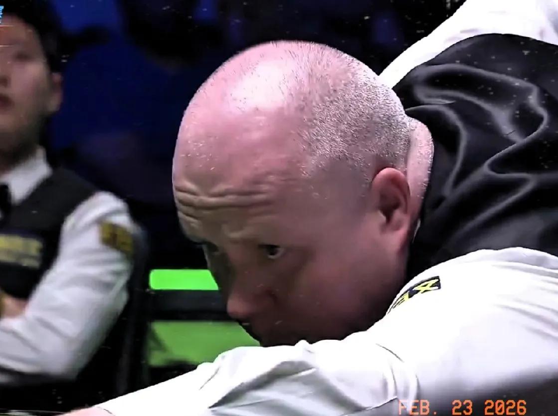 73-38，第二阶段比赛，希金斯又是开门红。
第9局，双方攻防亙换，希金斯比分一