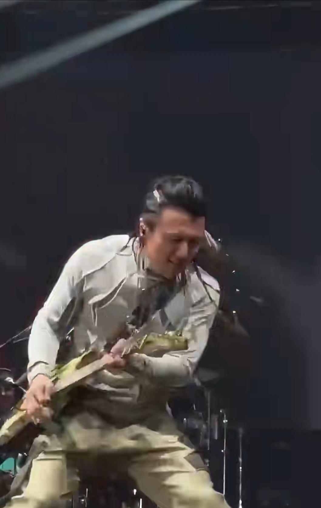 谢霆锋最新演唱会，燃炸现场!谢霆锋终于又背起吉他了，素颜编发越来越像老爸谢贤了，