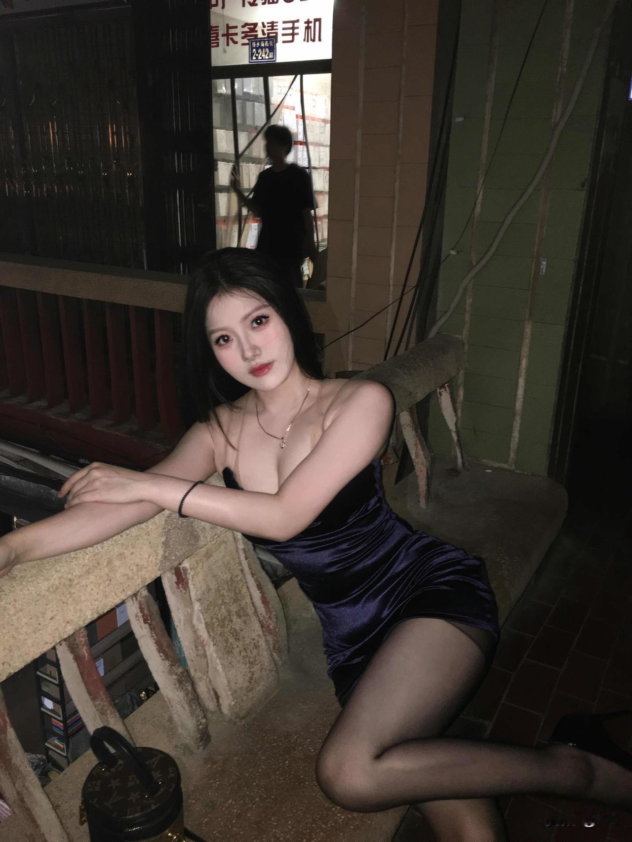 纯欲复古风！丝绒吊带裙+黑丝，夜晚小巷拍照绝了💜
救命！夜晚小巷穿这套直接美成